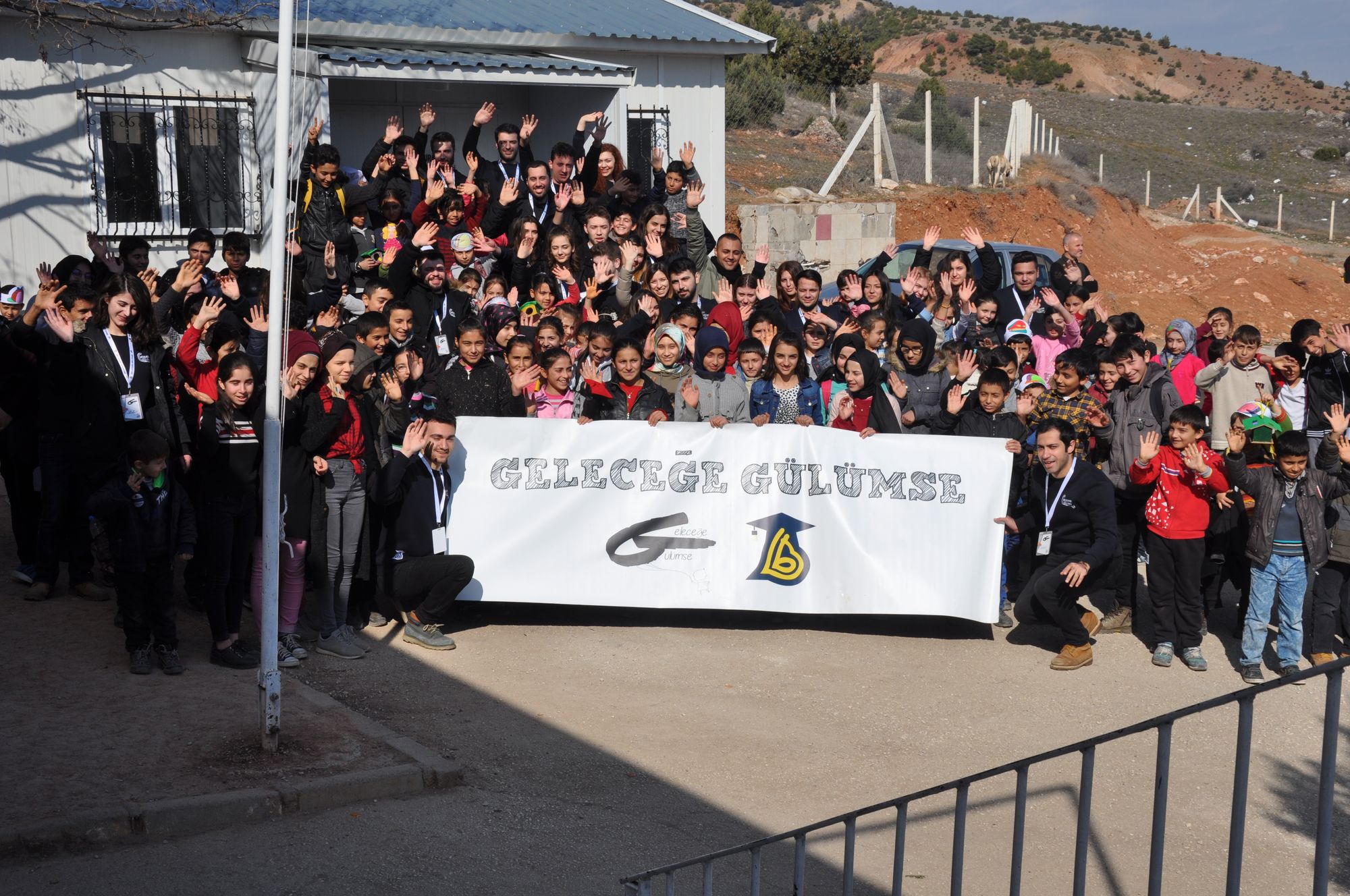 Geleceğe Gülümse gönüllüleri ve çocuklar